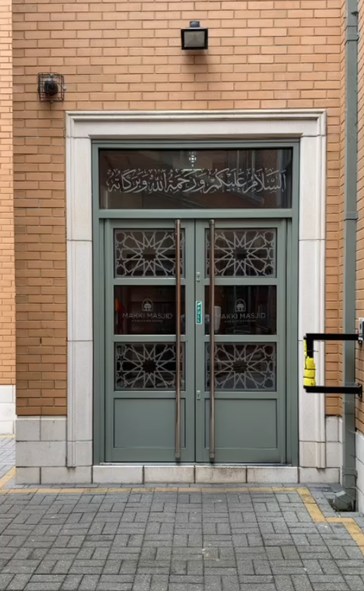 Video showing the main entrance of Makki Masjid
